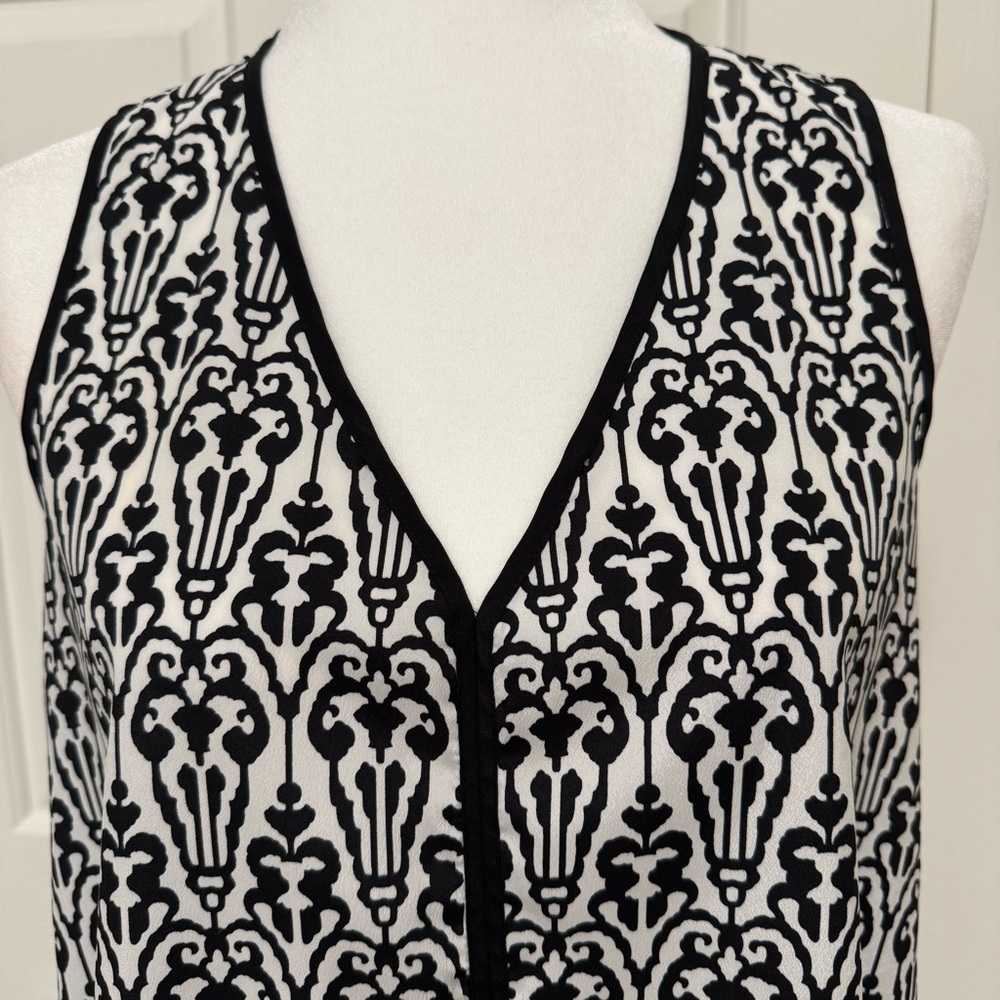 AQUA Black White Damask Scroll V-Neck Sleeveless Blouse Top M - Picture 5 of 12